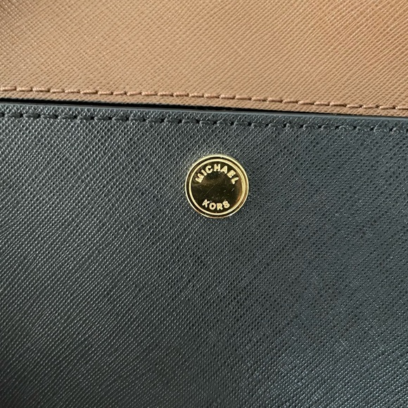 Michael Kors Jet Set Medium Tote in Camel - Picture 4 of 11